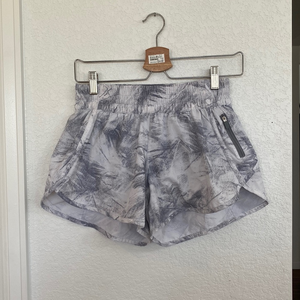 LULULEMON GRAY AND WHITE PRINT SHORTS